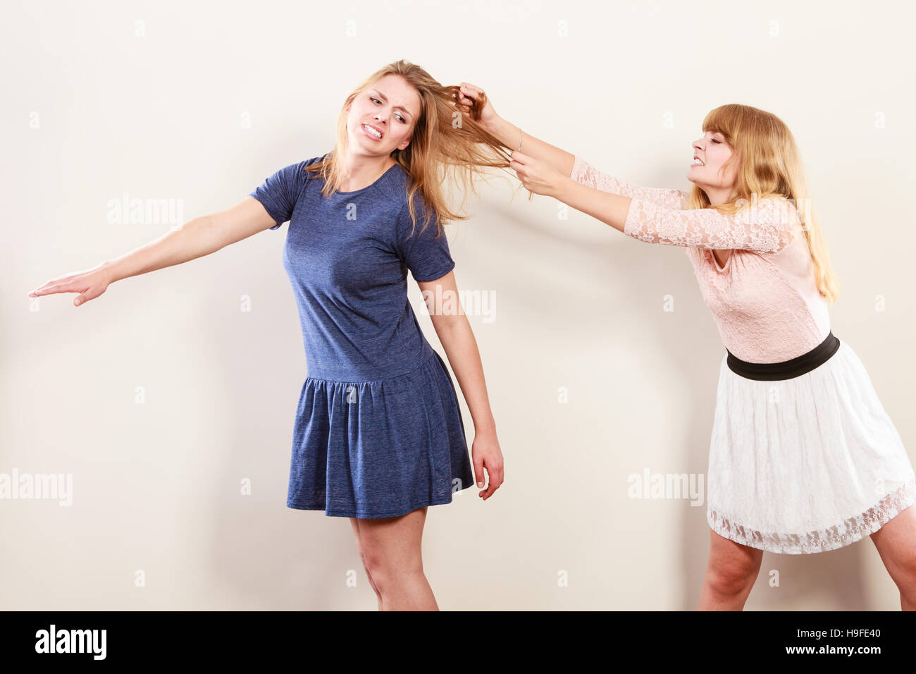 Aggressive verrückte Frauen gegeneinander kämpfen Haar ziehen. Zwei junge  Mädchen kämpfen gewinnen Catfight. Gewalt Stockfotografie - Alamy