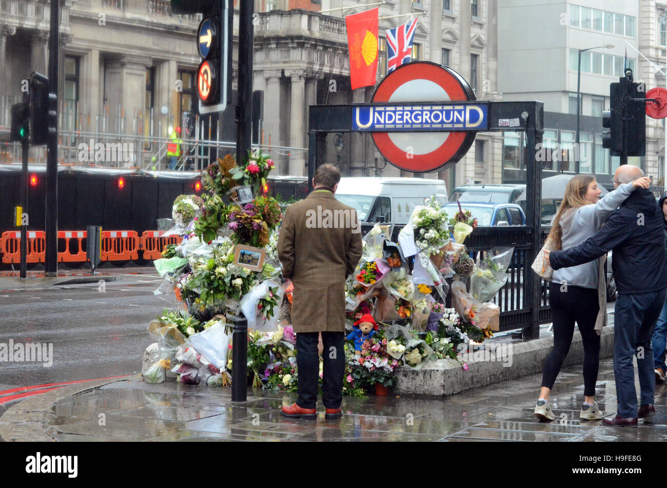 Knightsbridge, London, UK, 23.11.2016 Hommagen an Radfahrer italienischen Prinzen Filippo Corsini von LKW getötet. Stockfoto