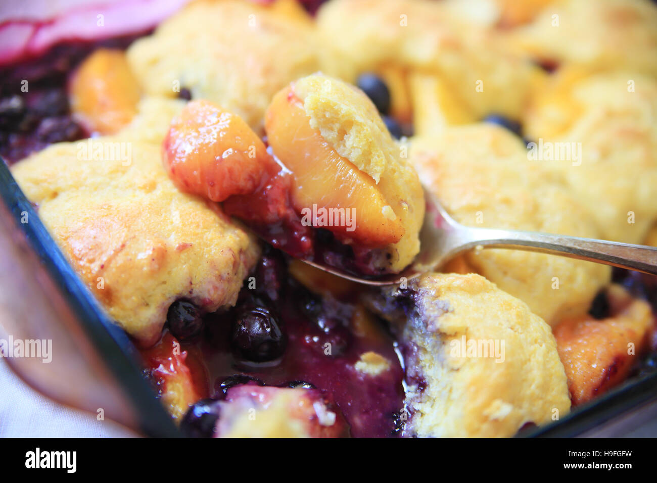 Ein Löffel von frischem Obst Schuster mit Zimt Stockfoto