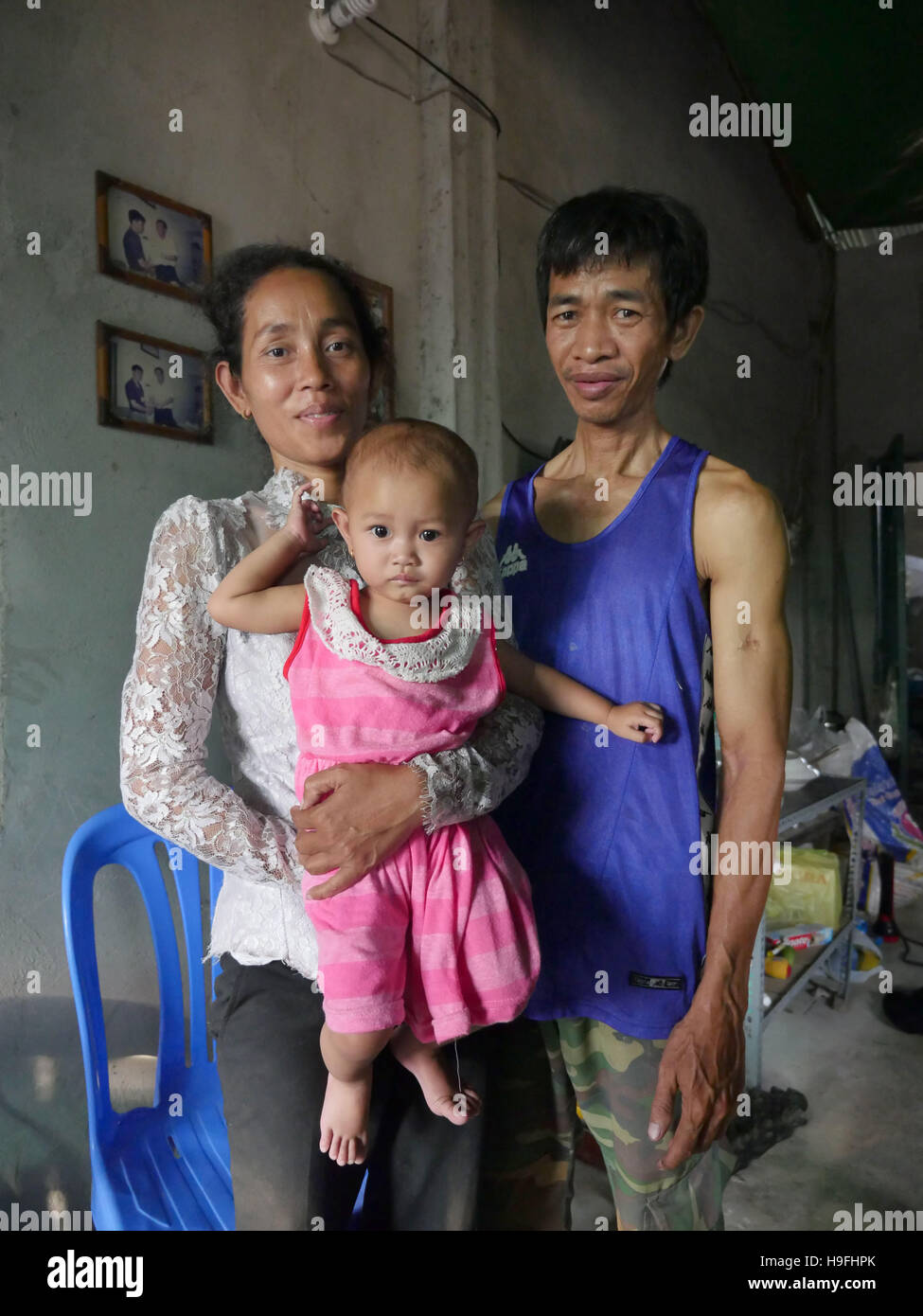 "Cricket Lady" und Familie, Trapeang Anchang, in der Nähe von Phnom Penh. Nutznießer der Sämlinge der Hoffnung (Maryknoll) Lebensunterhalt Grants-Programm. Die Mutter, springen, Chanthon (39) in HIV + und ein gesundes Leben mit ihrem neuen Husbnad Koy Monry (HIV-) und HIV-Baby Tochter lebt. Sprung Chanthon erhielt die Grillen zu züchten, die eine gemeinsame Delikatesse in Kambodscha wenn frittiert mit Knoblauch und Chili. Familienporträts. Stockfoto