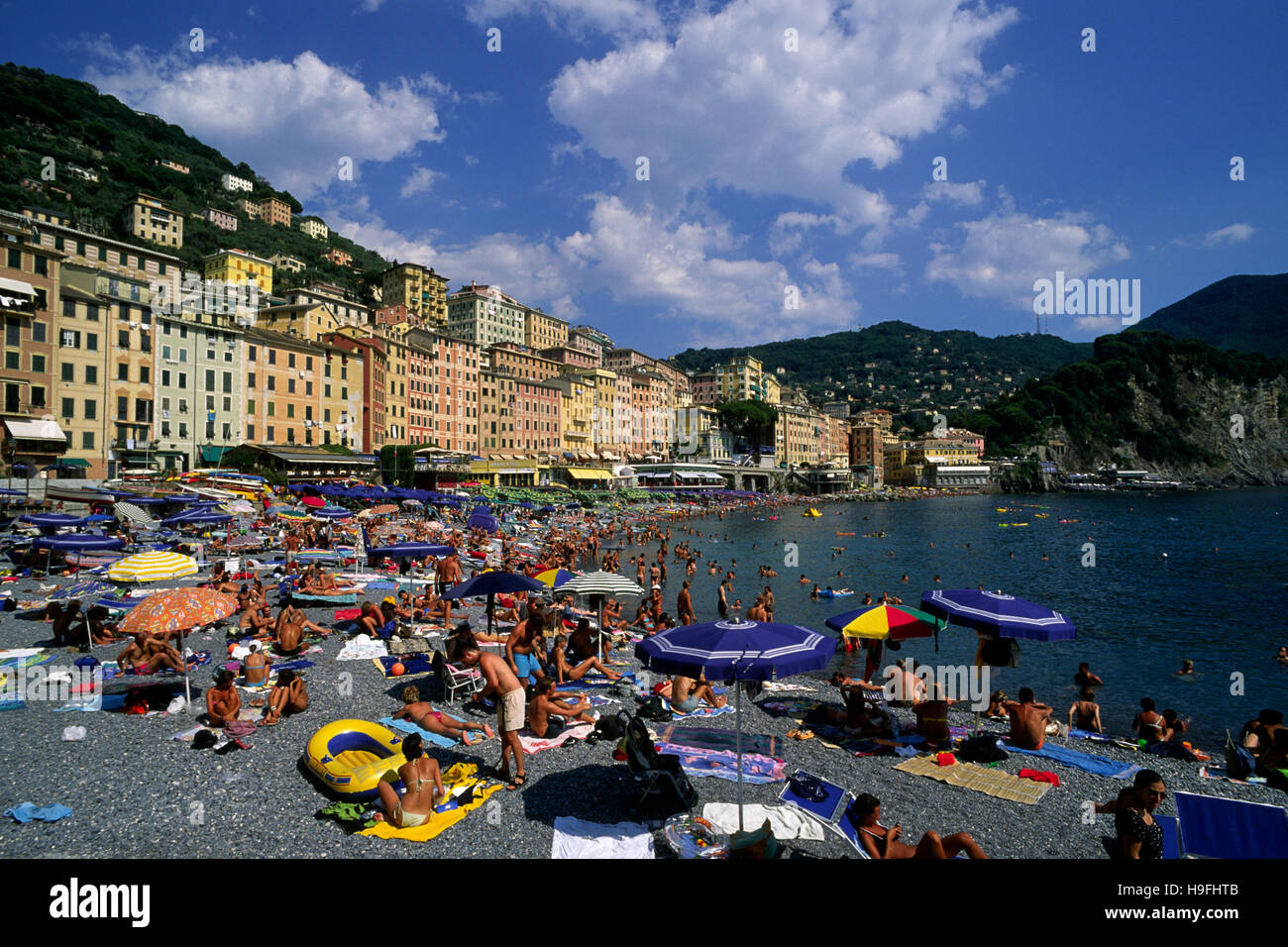 Italien, Ligurien, Riviera di Levante, Camogli, überfüllter Strand Stockfoto