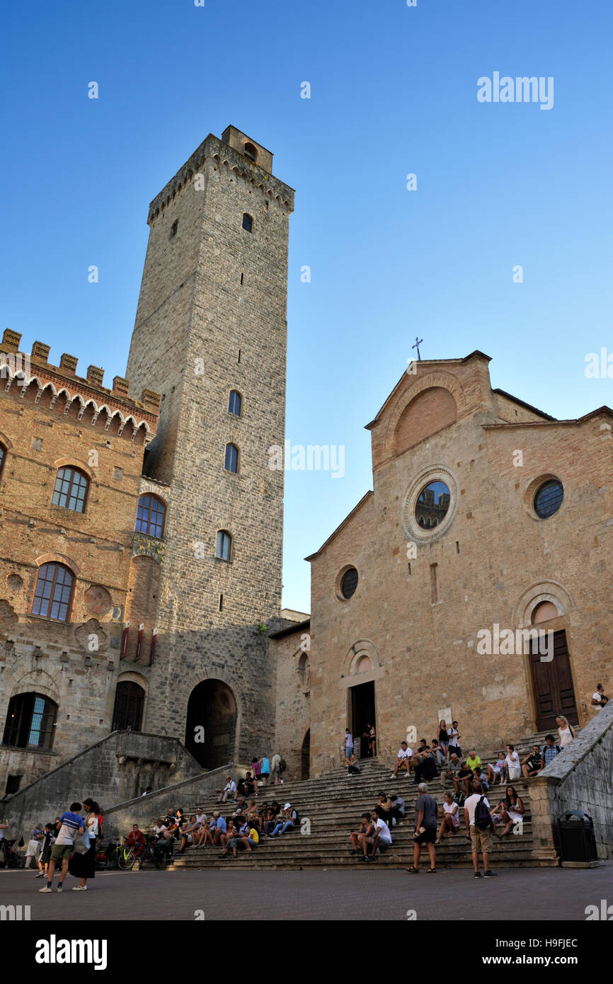 Torre Grossa, Turm des Palazzo del Popolo (altes Rathaus) und Kathedrale, Piazza del Duomo, San Gimignano, Toskana, Italien Stockfoto