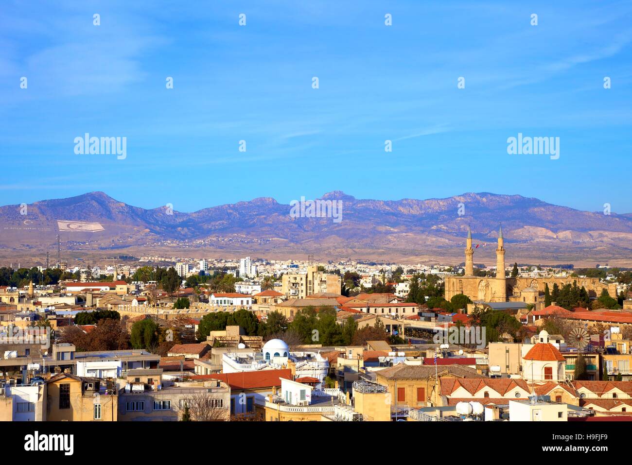 Erhöhten Blick auf die türkische Seite von Nikosia mit Selimiye-Moschee im östlichen Mittelmeer Nord-Zypern, Süd-Nikosia, Zypern, Stockfoto