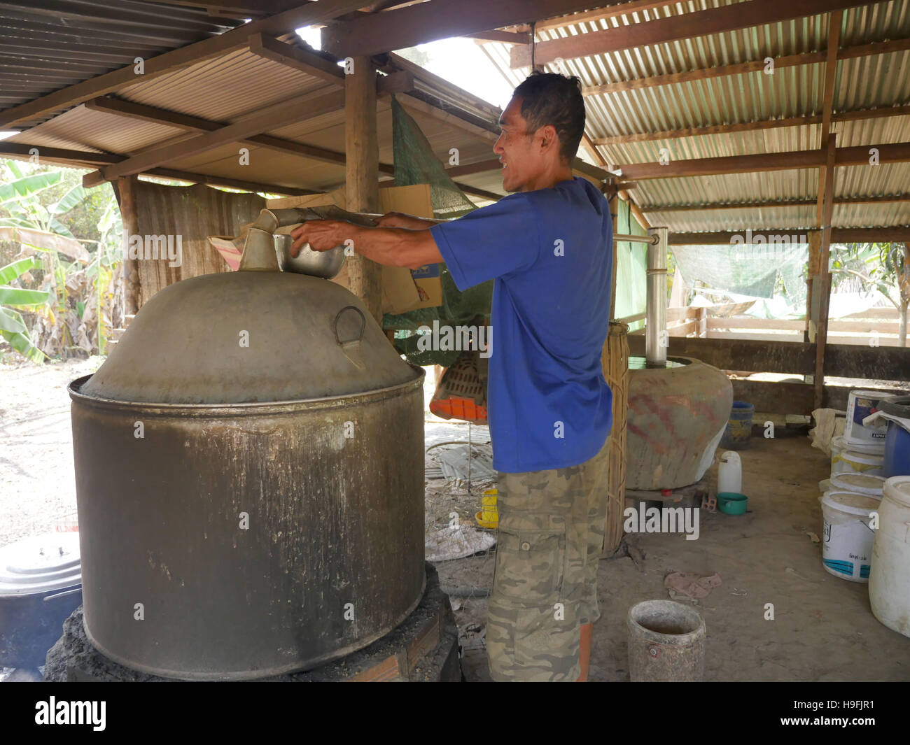 Kambodscha, Stung Treng. Alkohol mit einem noch zu machen. Sean Sprague Foto Stockfoto