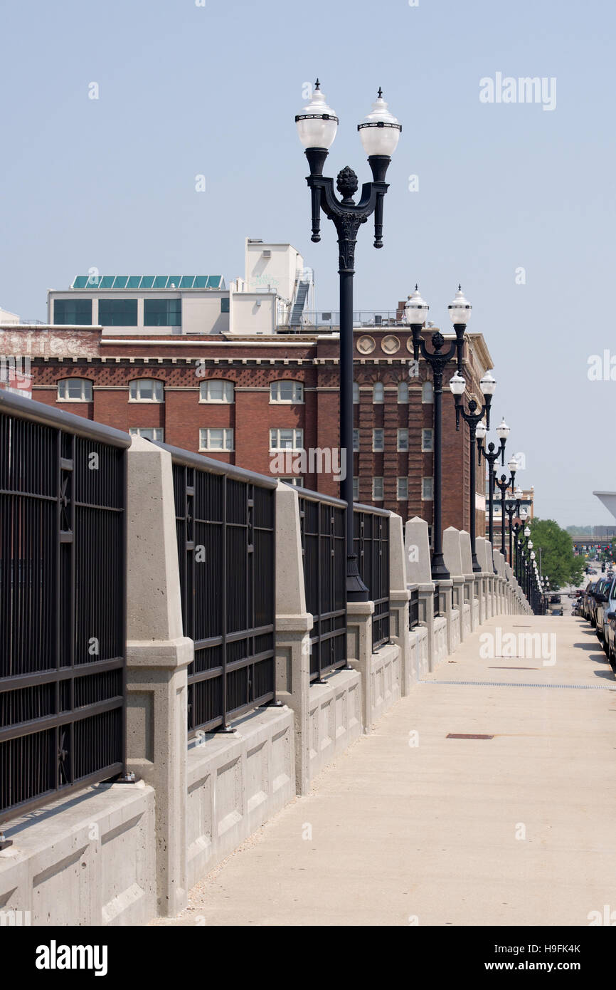 Brücke und Bürgersteig auf South 10th Street, Omaha, Nebraska, USA. Stockfoto