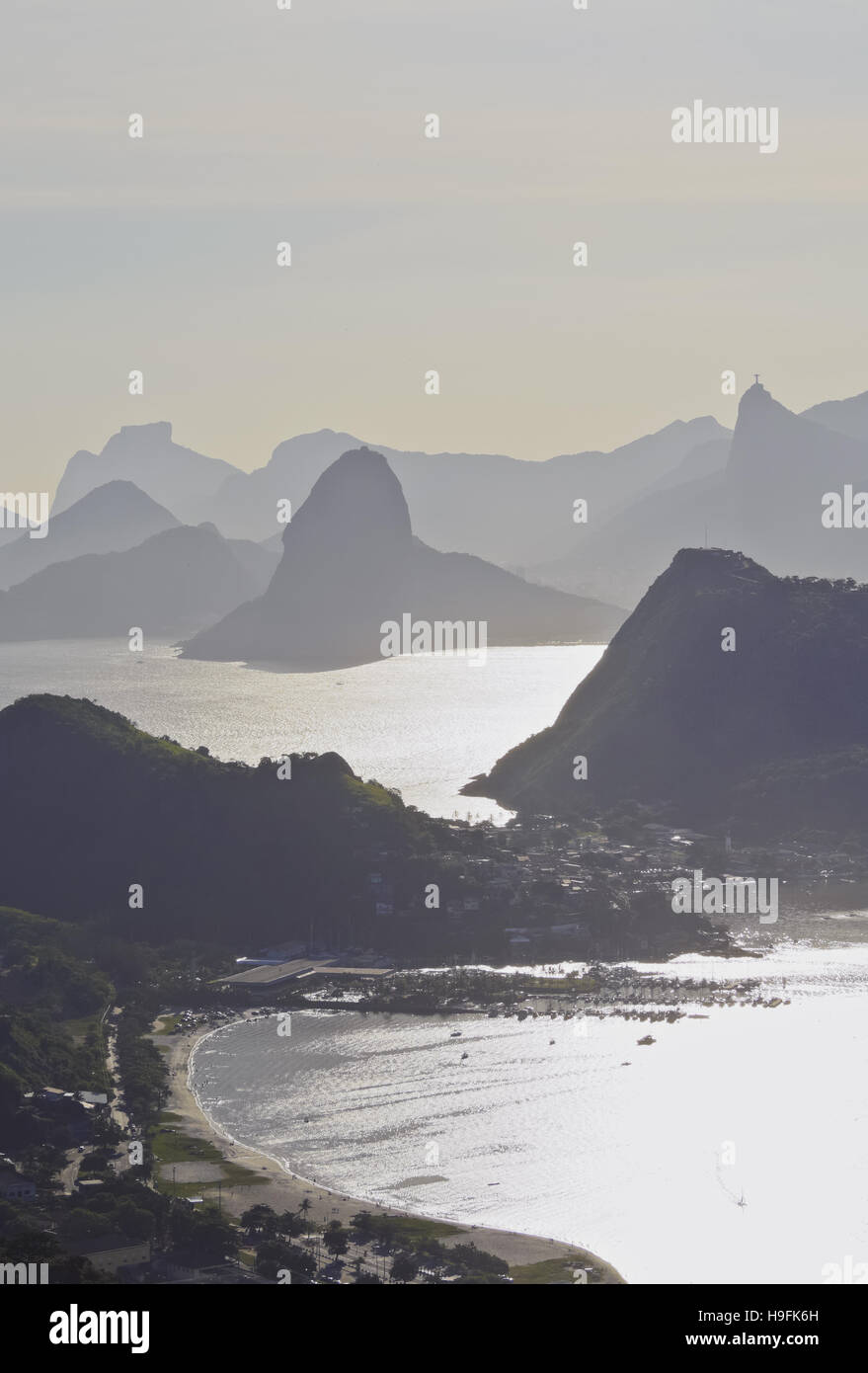 Brasilien, Bundesstaat Rio De Janeiro, Niteroi, Blick über die Bucht von Guanabara in Richtung Rio De Janeiro vom Parque da Cidade. Stockfoto