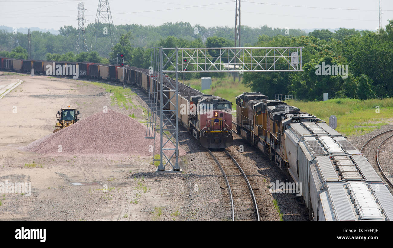 Union Pacific Kohlezug und Getreide Zug in Omaha, Nebraska, USA. Stockfoto