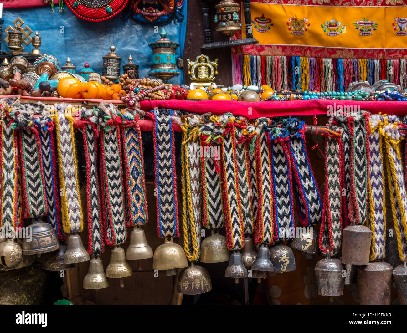 Yak-Glocken auf bunten gestrickten Bändern zum Verkauf Stockfoto