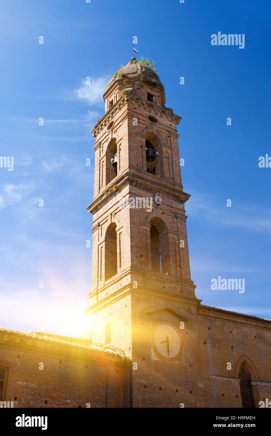 Glockenturm am alten Gebäude in Siena, Italien Stockfoto