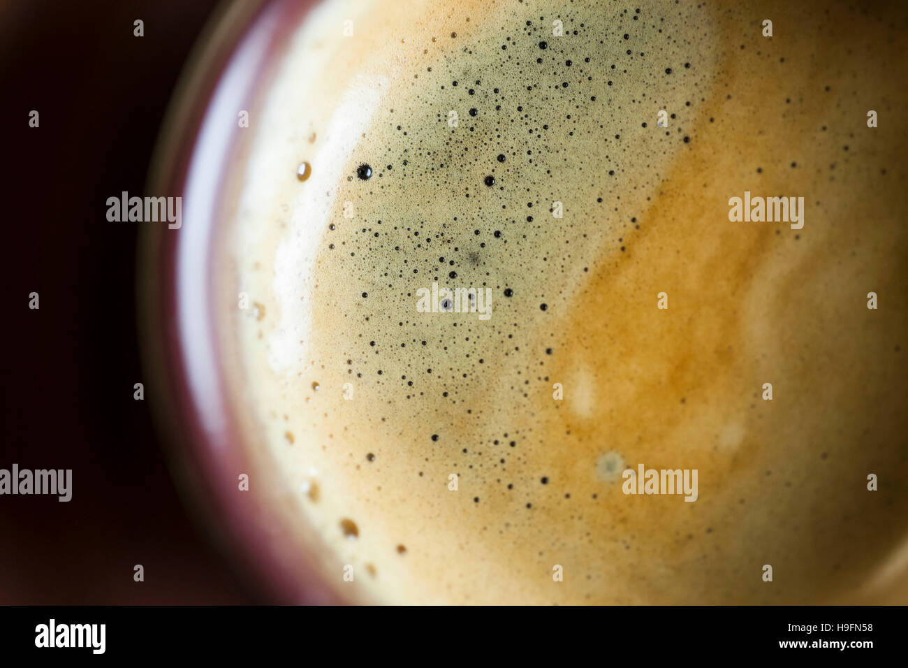 Makro Nahaufnahme auf einen Espresso in einem dunklen Rot cup Stockfoto