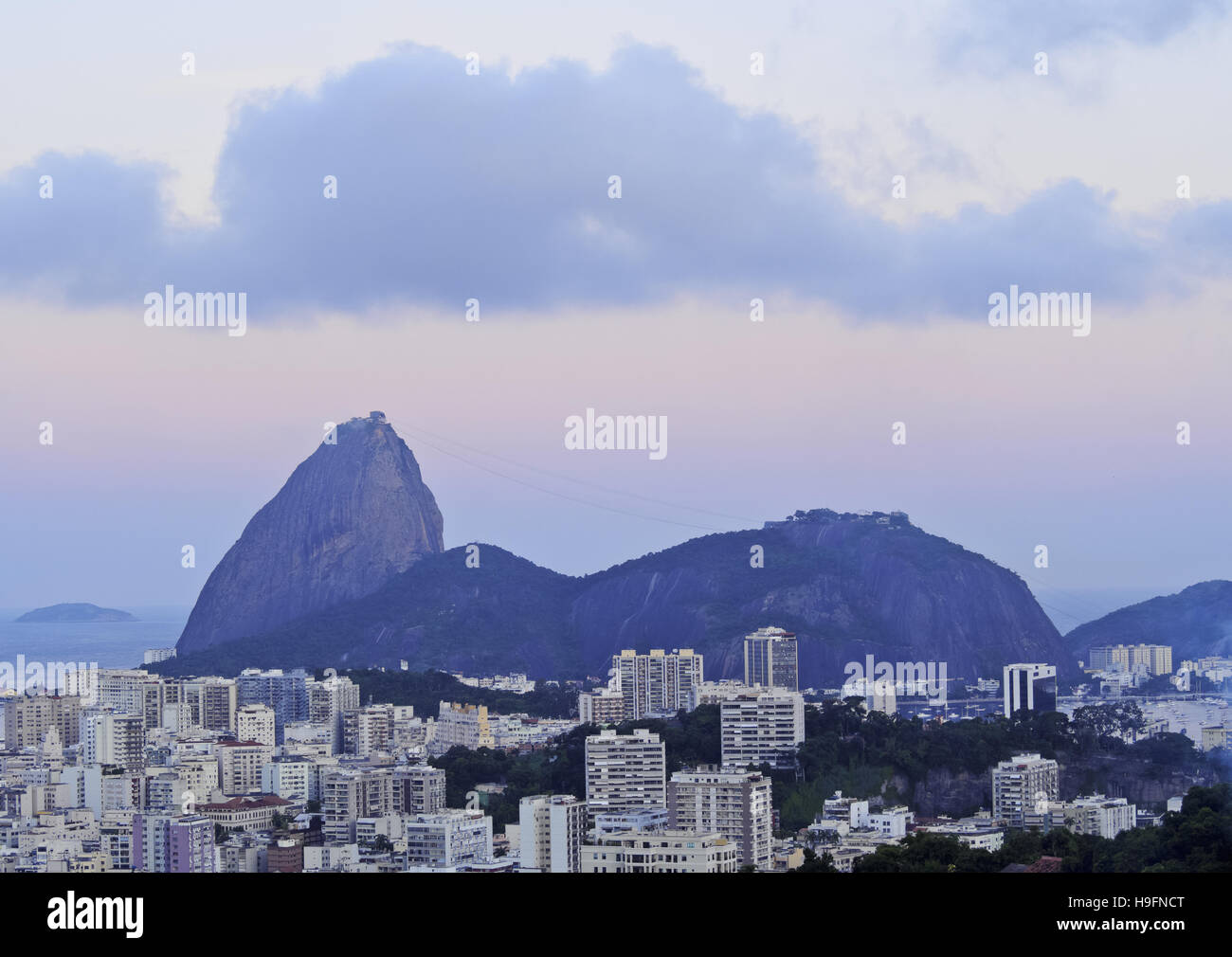 Brasilien, Stadt von Rio De Janeiro, Pereira da Silva, Blick über Laranjeiras in Richtung der Zuckerhut. Stockfoto
