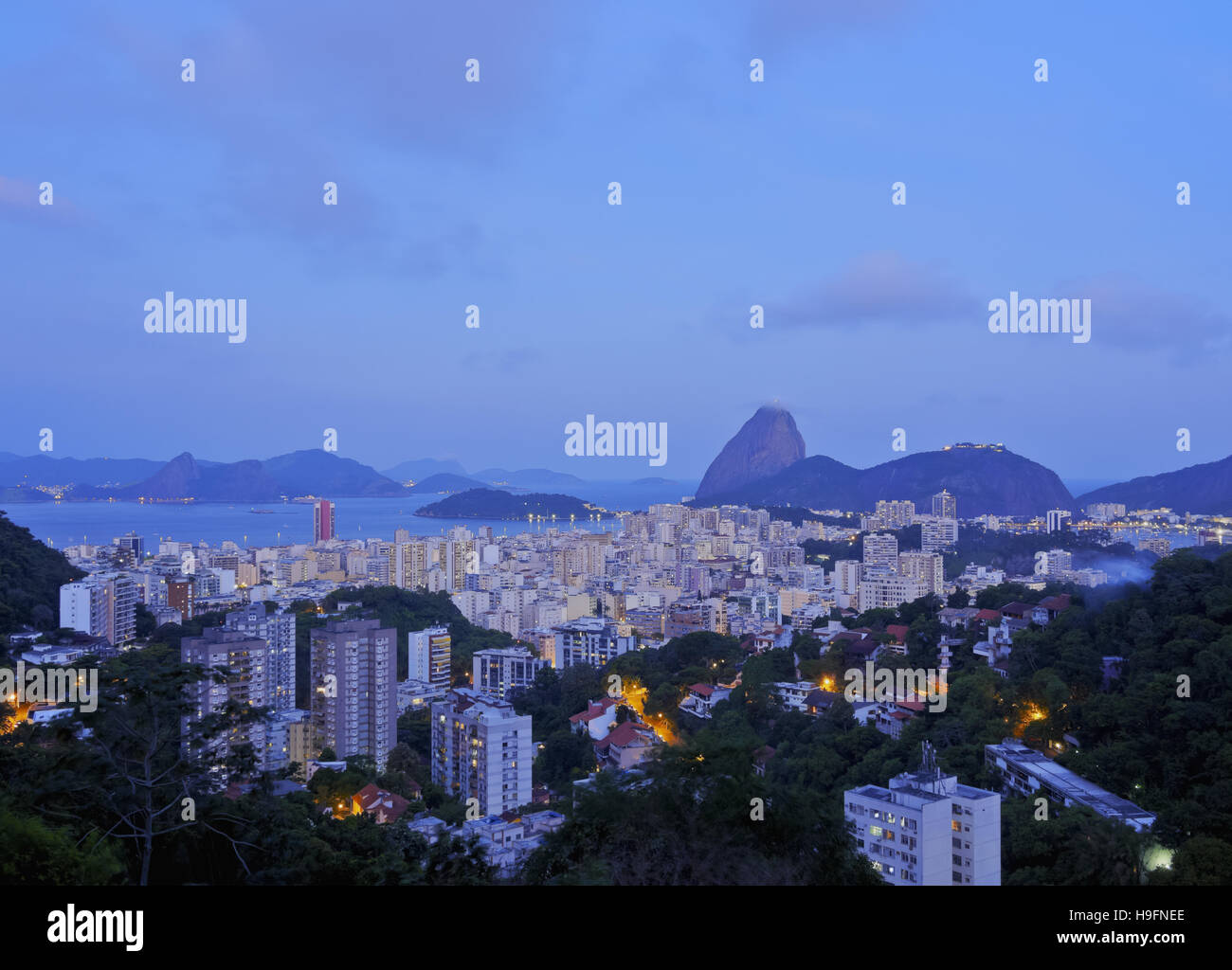 Twilight, Pereira da Silva, Stadt von Rio De Janeiro, Brasilien Blick über Laranjeiras in Richtung der Zuckerhut. Stockfoto