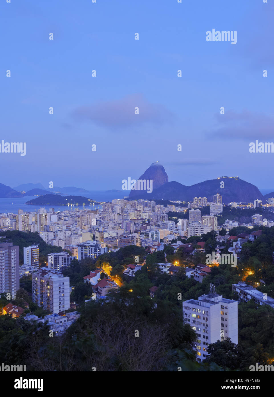 Twilight, Pereira da Silva, Stadt von Rio De Janeiro, Brasilien Blick über Laranjeiras in Richtung der Zuckerhut. Stockfoto