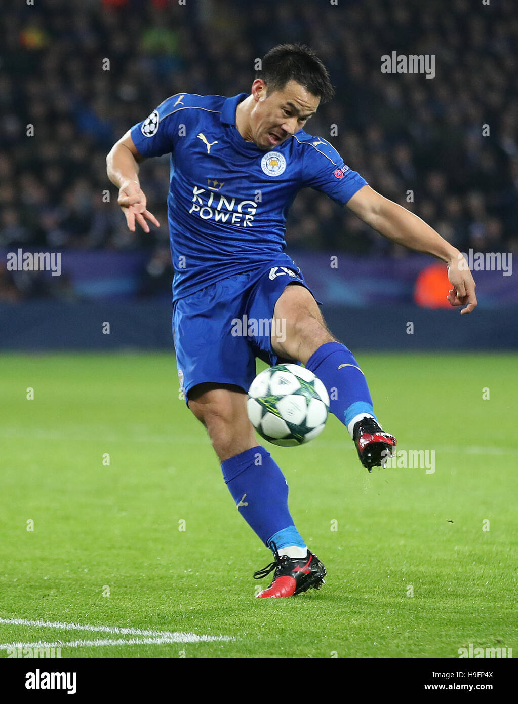 Leicester City Shinji Okazaki erhält seine Seiten Öffnung Ziel während der UEFA-Champions-League-Gruppenspiel im King Power Stadium, Leicester. Stockfoto
