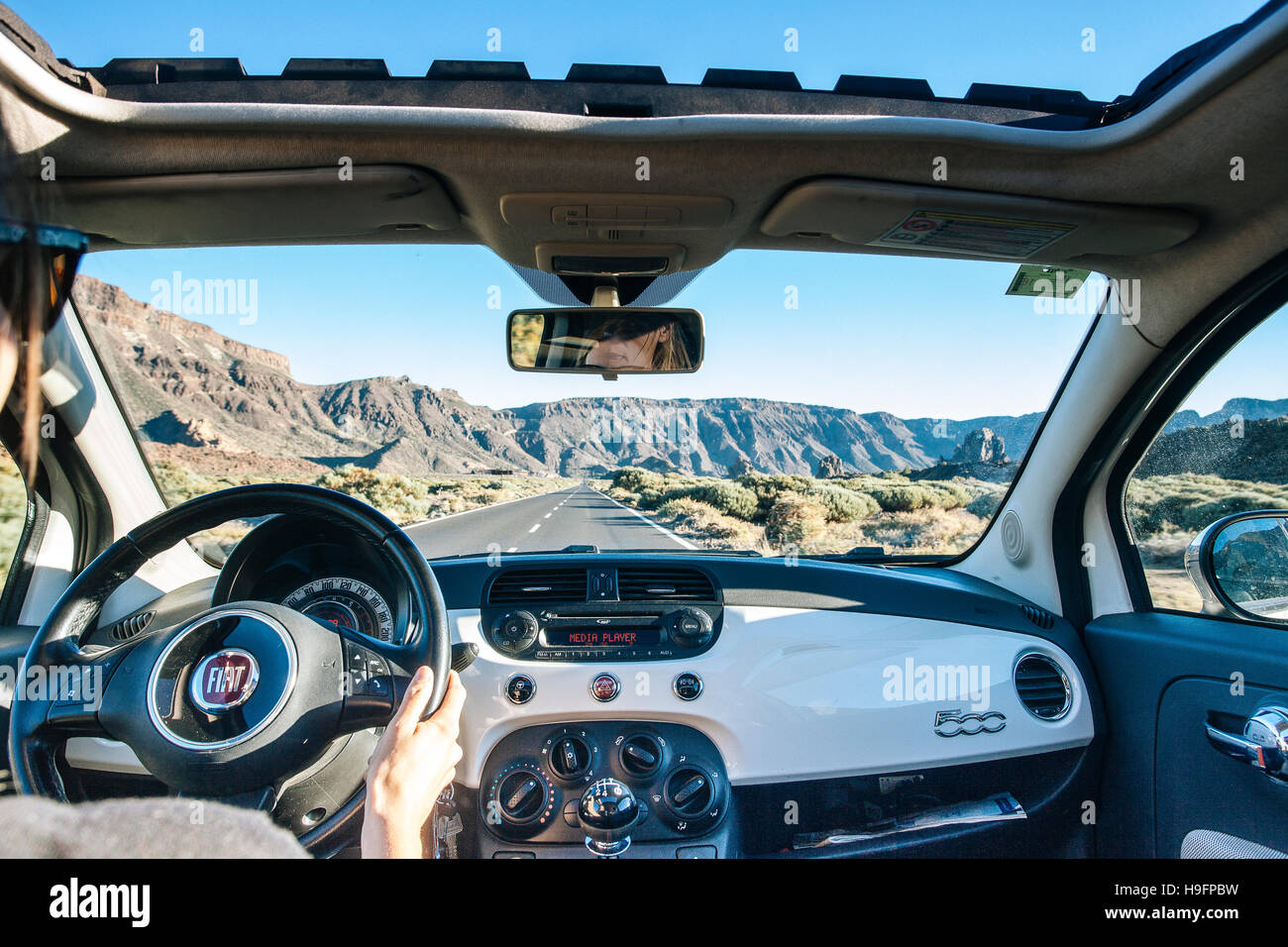 Blick aus einem Auto fahren auf einer Bergstraße Stockfoto