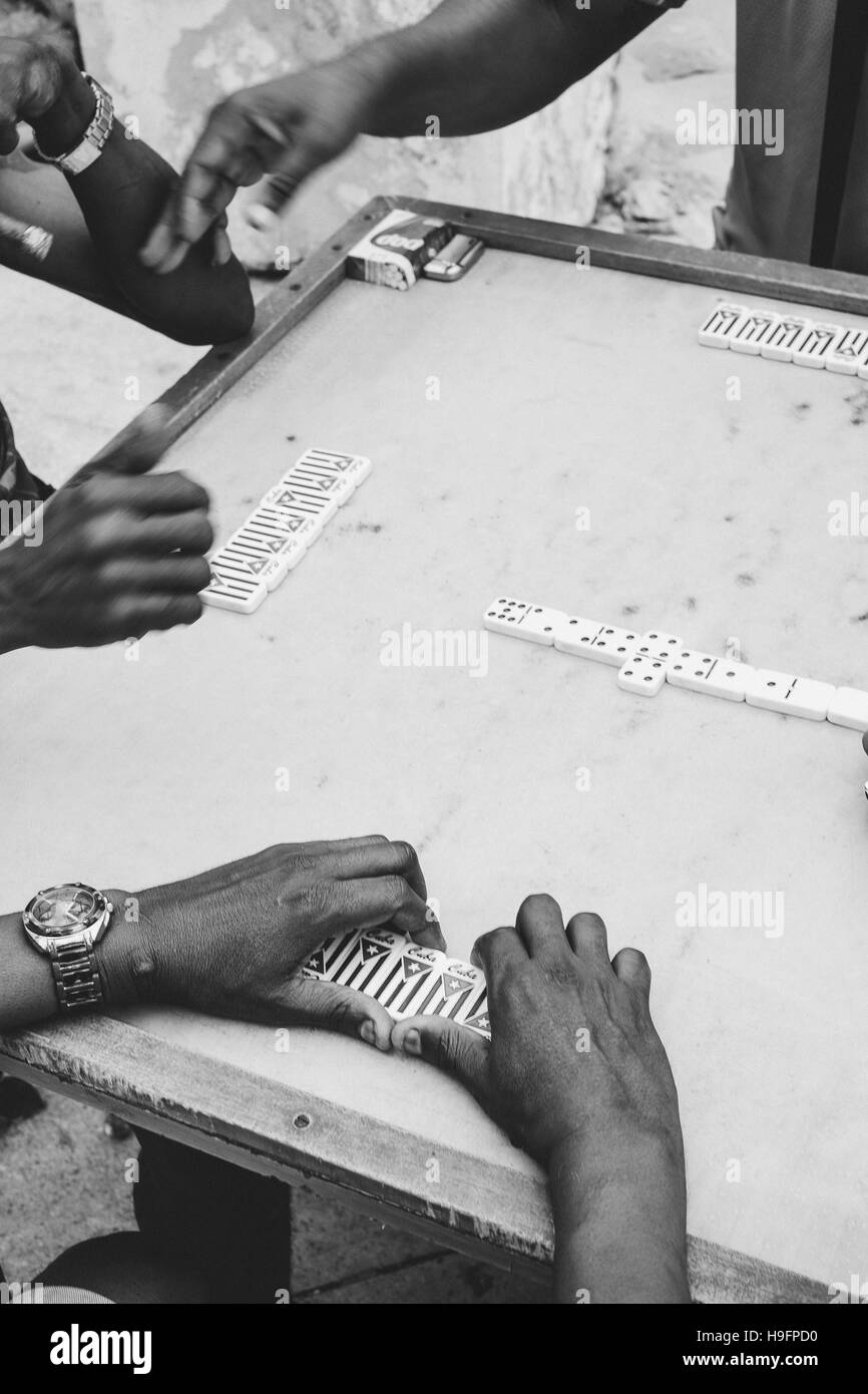Eine Gruppe von Männern spielen Domino auf der Straße in La Havanna, Kuba Stockfoto