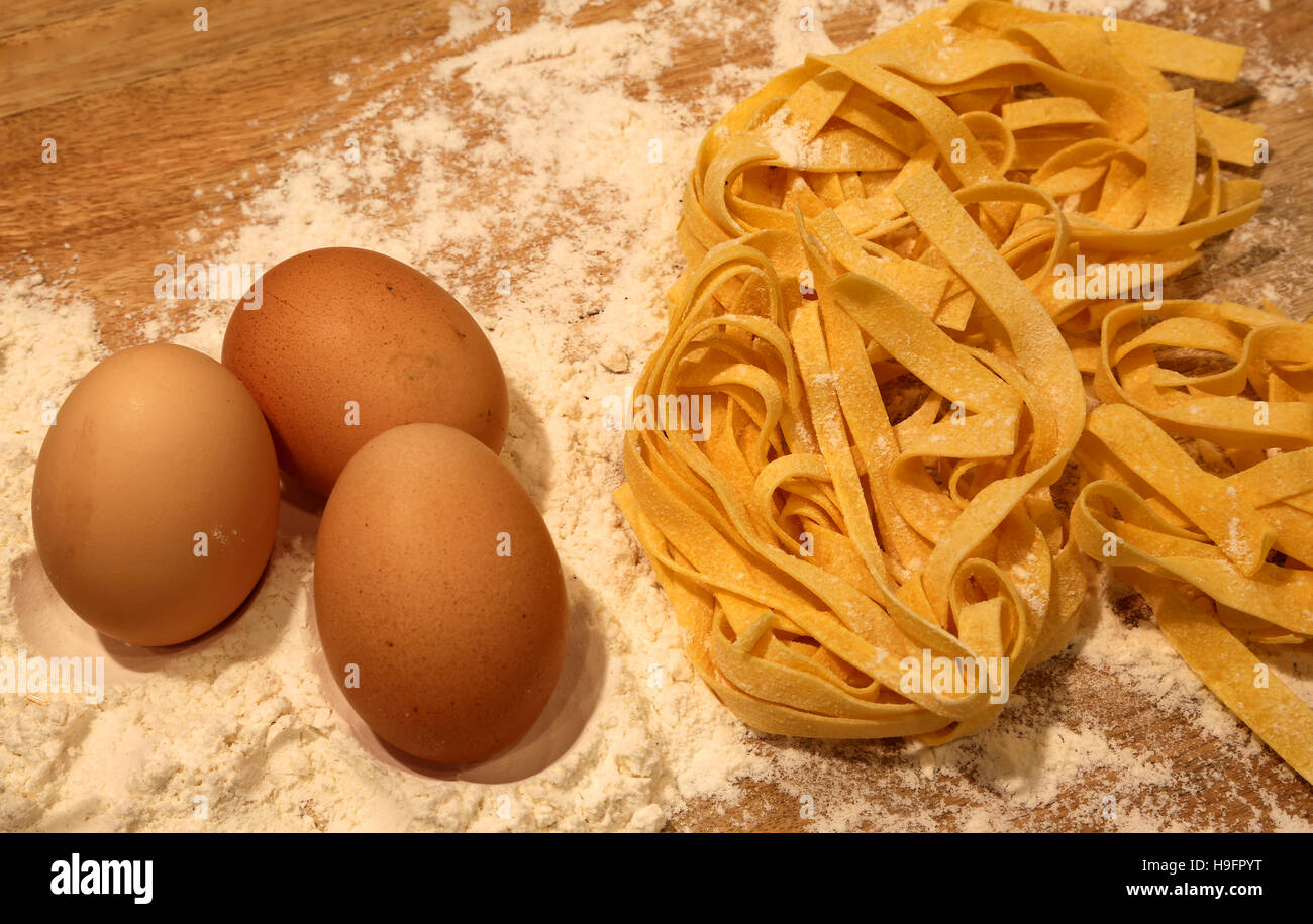 drei Eiern mit Mehl und frische hausgemachte Pasta aus einer italienischen Hausfrau Stockfoto