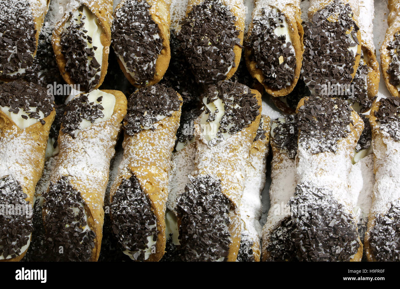 Sizilianische Cannoli mit süßen Pudding Schokolade-Chips und Kokosmehl zum Verkauf in Bäckerei Stockfoto