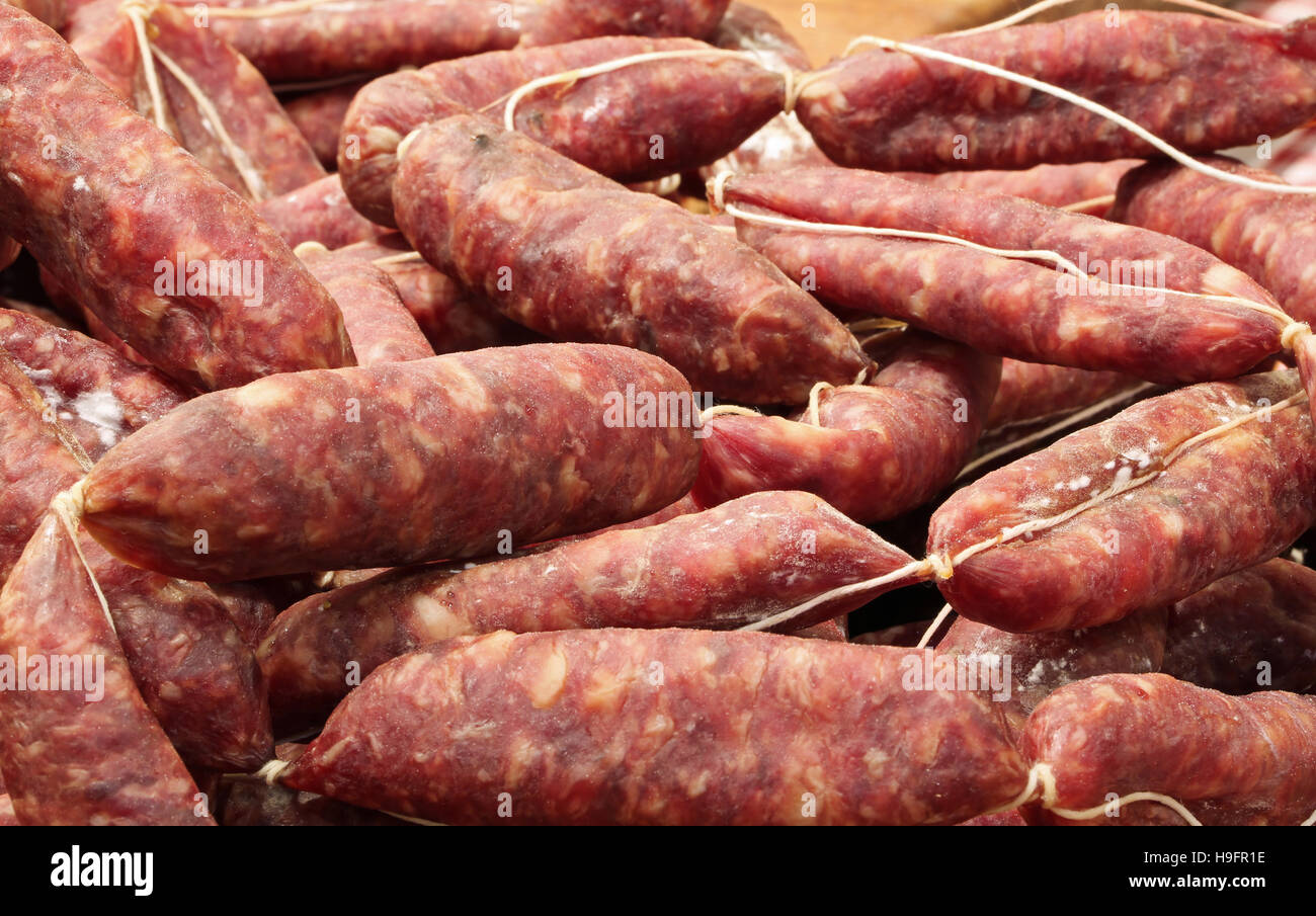 Geräucherte Wurst mit Schweinefleisch auf den Verkauf in der Metzgerei Stockfoto