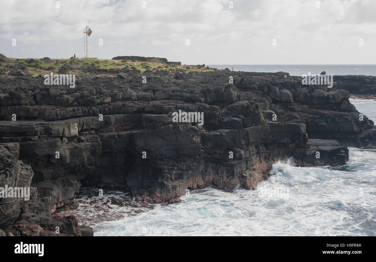 South Point Ka Lae in Hawaii mit Felsen und Wellen des Ozeans Stockfoto