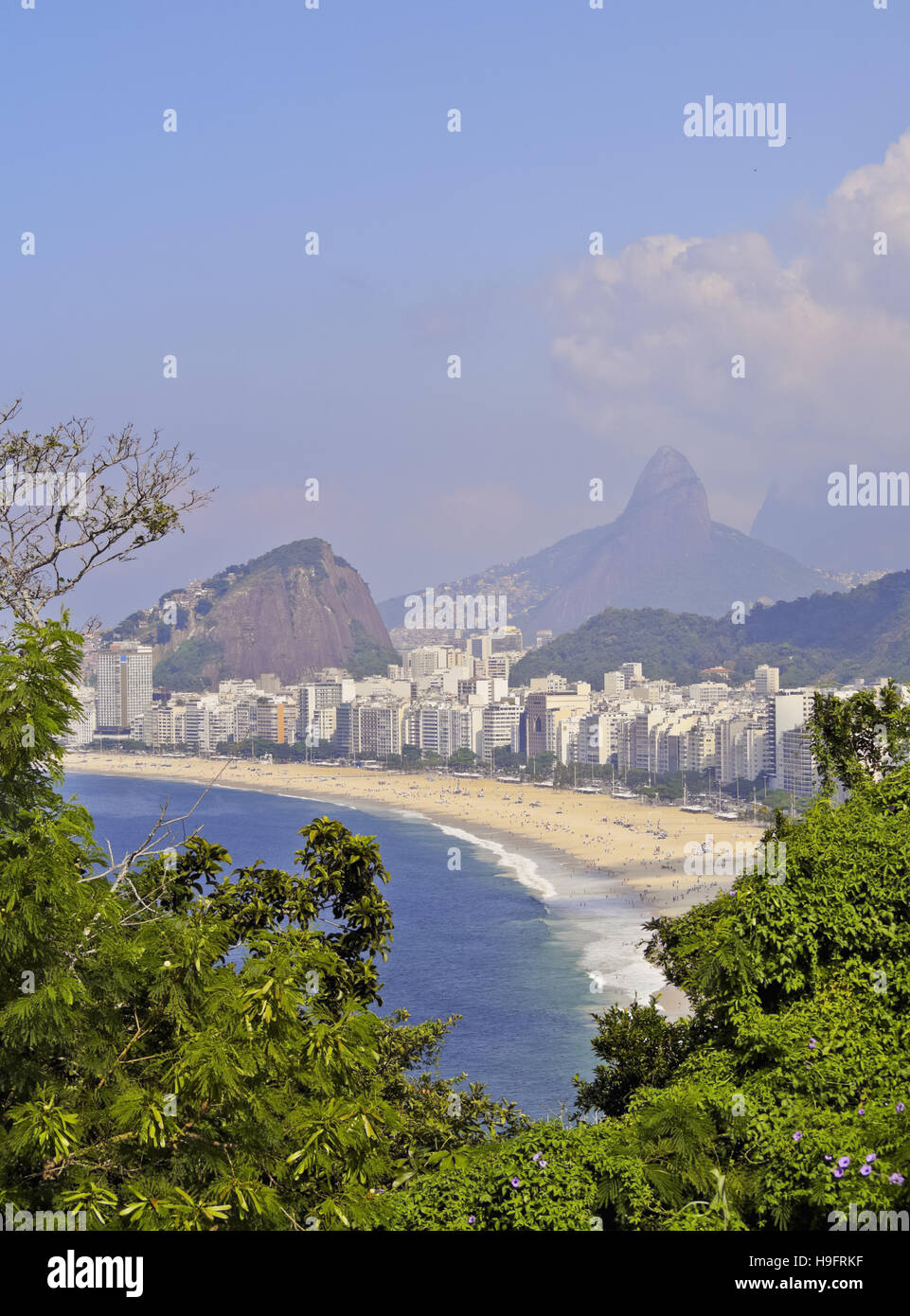 Brasilien, Stadt von Rio De Janeiro, Leme, Copacabana Strand von Forte Duque de Caxias betrachtet. Stockfoto