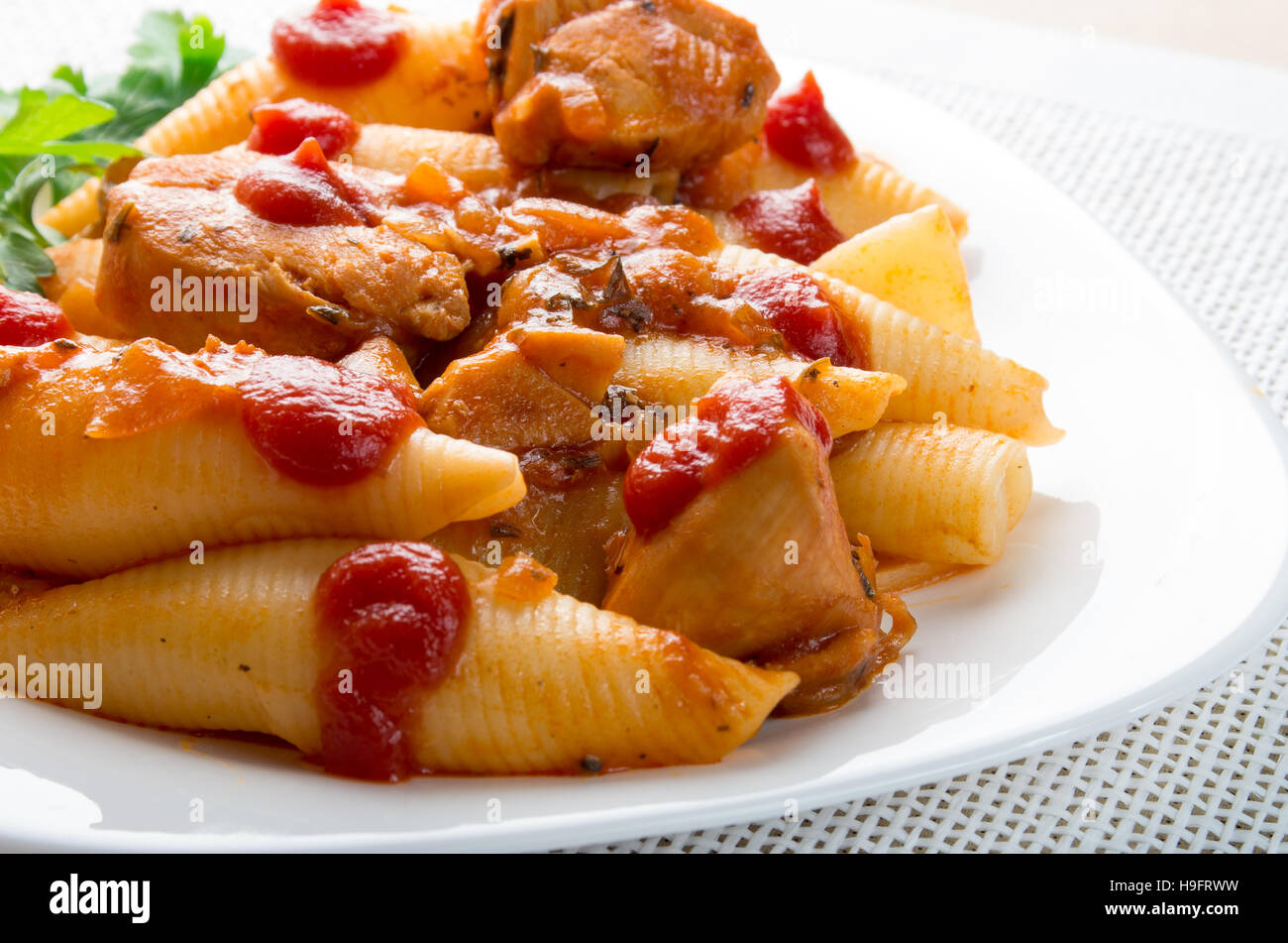Teil Conchiglioni Pasta und Türkei Fleisch Closeup mit Ketchup und Gemüsesauce Stockfoto