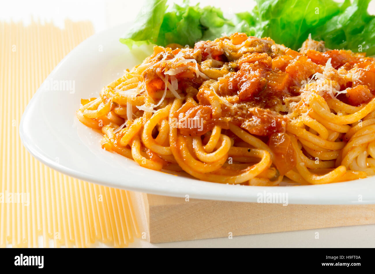 Italienisch gekochte Spaghetti mit Bolognese und Parmesan auf einem weißen Teller closeup Stockfoto