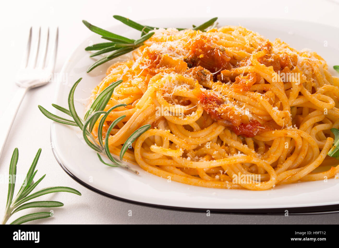 Gekochte Spaghetti mit Gemüse-Sauce, Kräuter, Rosmarin und Parmesan Nahaufnahme Stockfoto