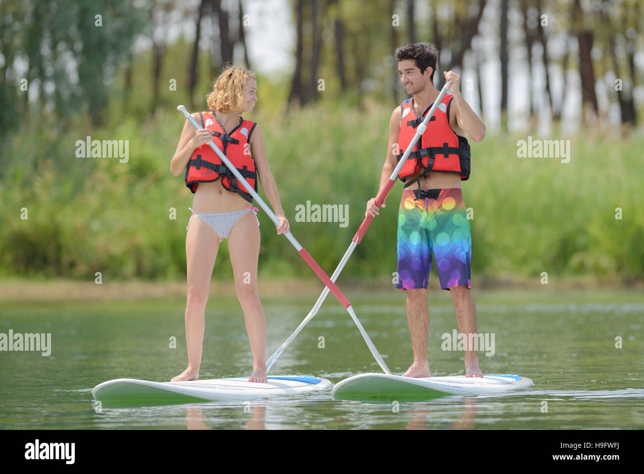 Silhouette der perfekte Paar engagieren standup Paddle-boarding Stockfoto