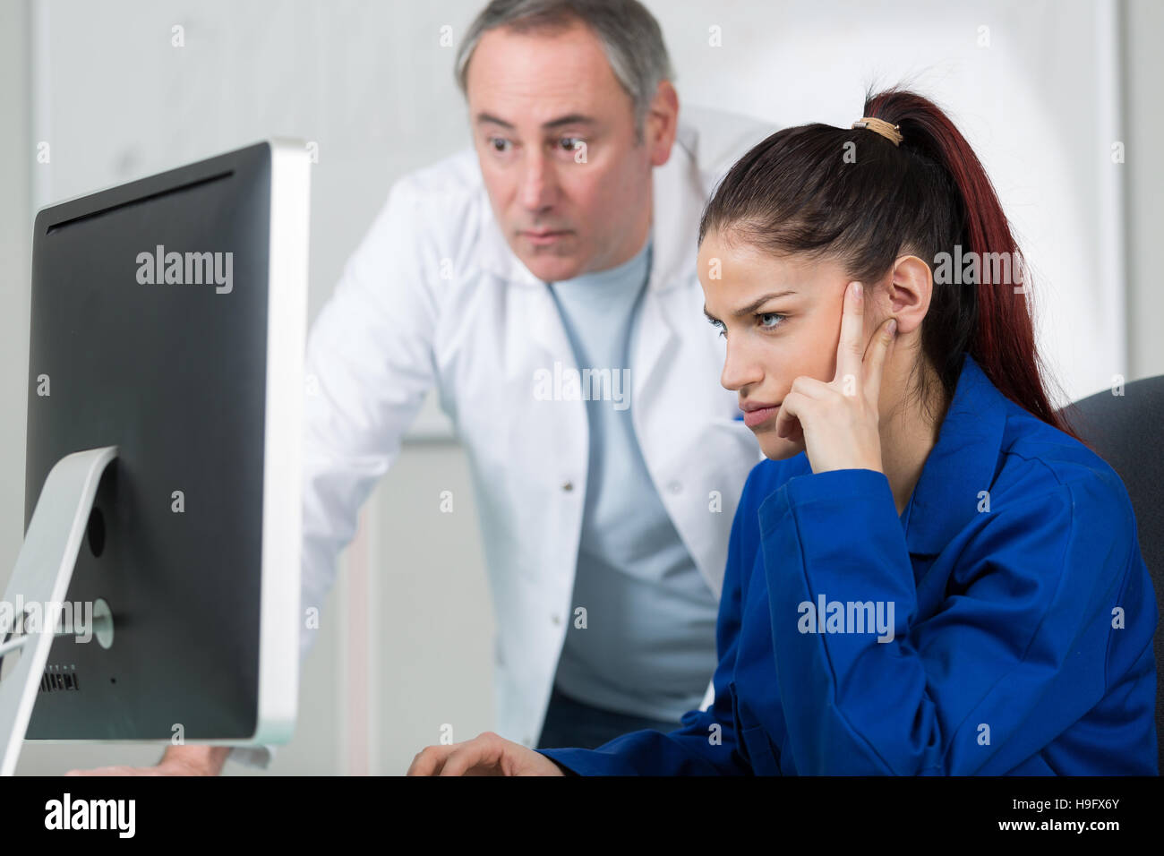 Computer-Schüler und Lehrer haben es problem Stockfoto