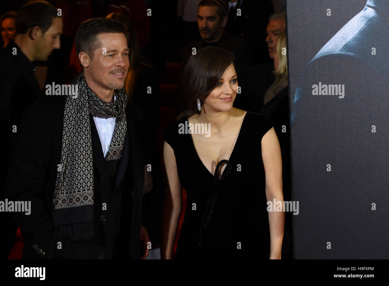 Madrid, Spanien. 22. November 2016. Der amerikanische Schauspieler und Produzent William Bradley "Brad" Pitt und französische Schauspielerin Marion Cotillard besuchte die Premiere des Alliierten in Callao City Lights Kino von Madrid Credit: PACIFIC PRESS/Alamy Live News Stockfoto