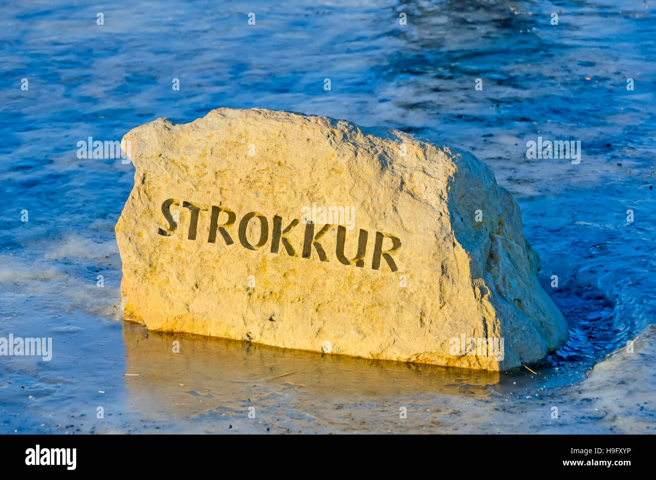 Strokkur Geysir Zeichen Marker und Eis auf der Golden Circle Tour Island Stockfoto