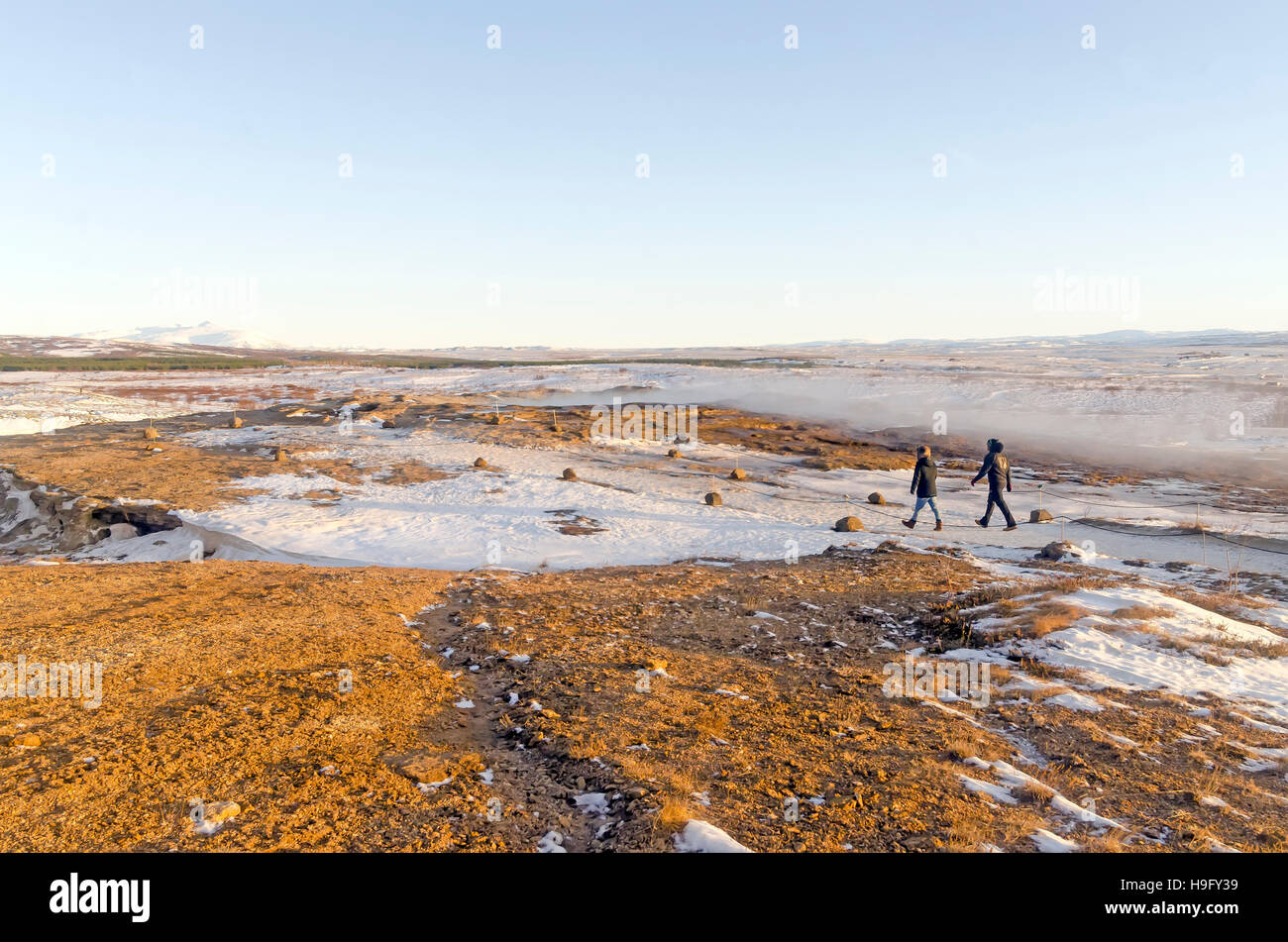 Island Golden Circle Tour Paar Spaziergänge durch Geysir Geothermie Gebiet heißen Frühling, Wahrzeichen Island Attraktion Winterschnee Stockfoto