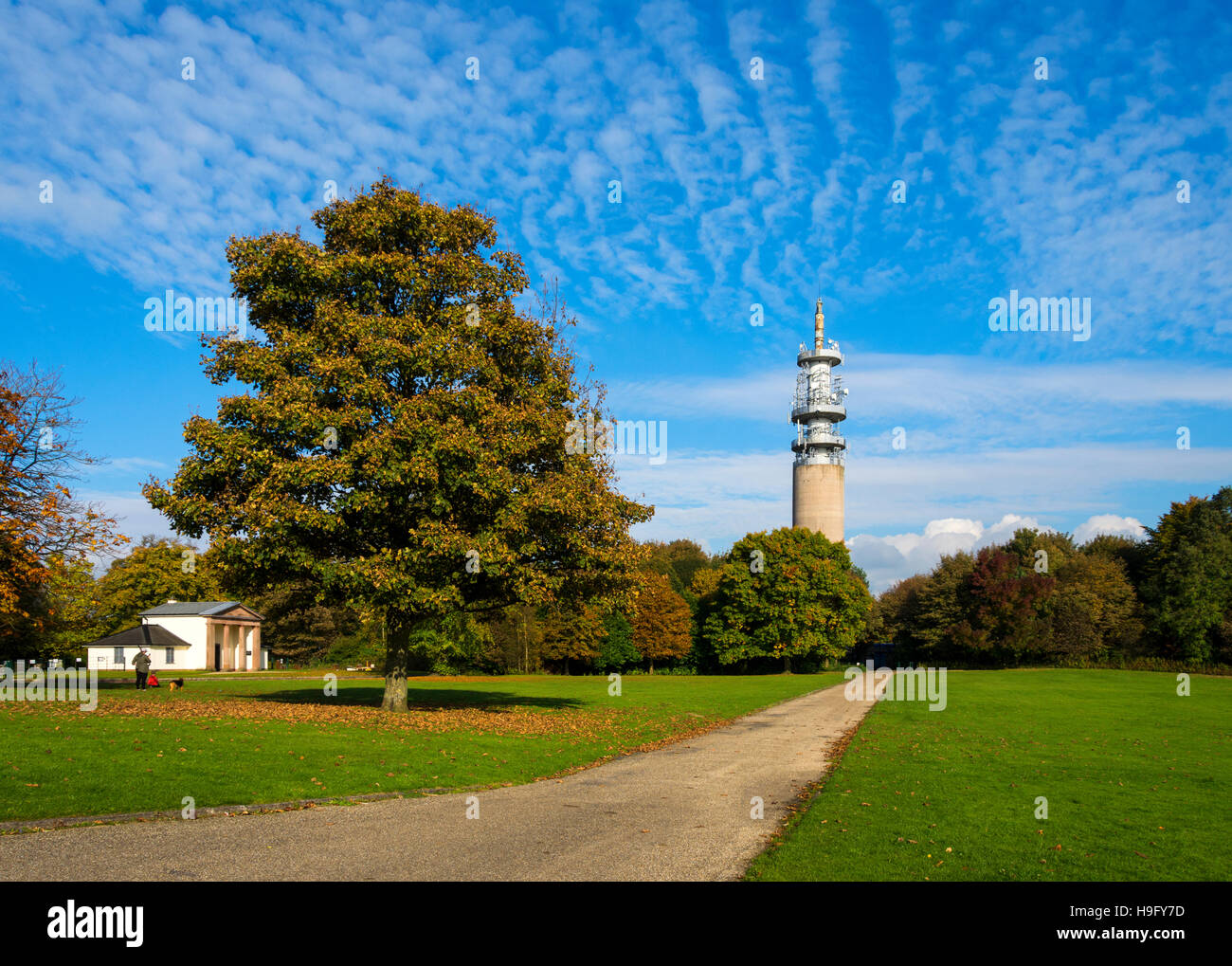 Die Dower House und die BT-Kommunikation Turm bei Heaton Park, Manchester, England, UK. Stockfoto