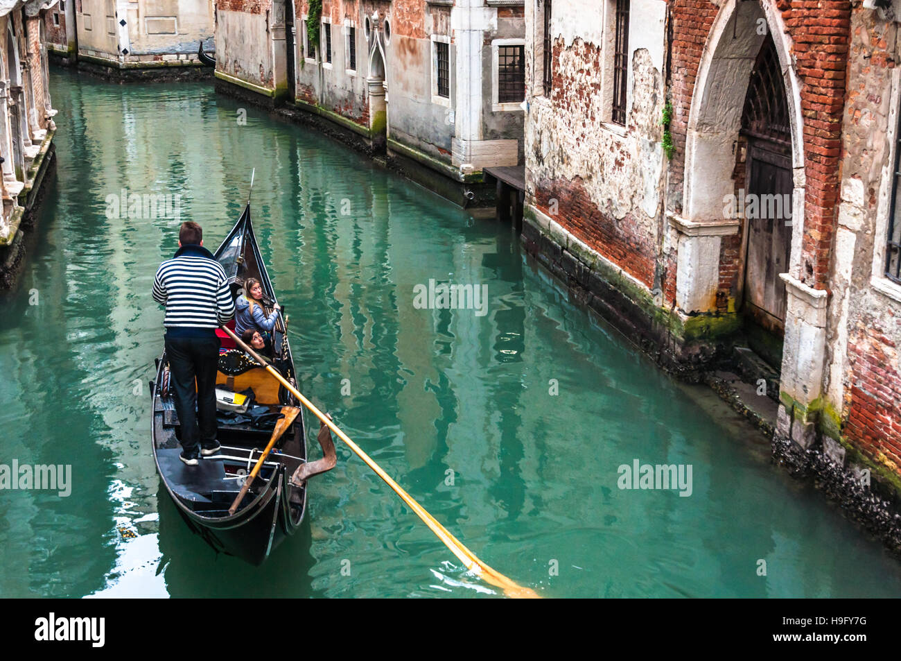 Gondoliere treibt eine Gondel (traditionellen venezianischen Boot) durch die fabelhafte kleine Kanäle von Venedig. Stockfoto