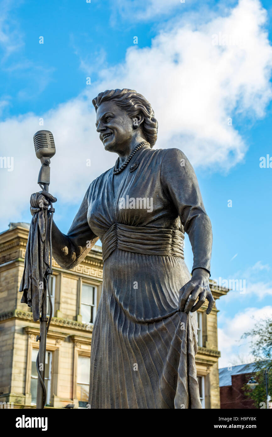 Statue von Gracie Fields, durch Sean Hecken-Quinn 2016, Rochdale, größere Manchester, England, Vereinigtes Königreich. Stockfoto Statue von Gracie Fields, durch Sean Hecken-Quinn 2016, Rochdale, größere Manchester, England, Vereinigtes Königreich. Stockfoto