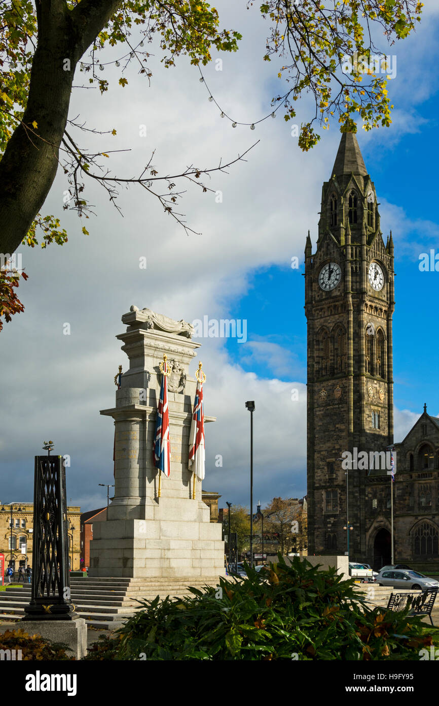 Das Kriegerdenkmal von Sir Edwin Lutyens 1922, und das Rathaus.  Rochdale, Greater Manchester, England, UK Stockfoto