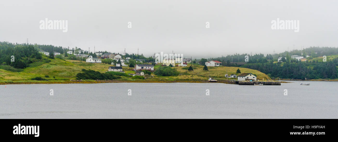 Autobahn-Ansicht Kleinstadt in Küste Neufundland, Kanada - Fischerdorf ergibt sich aus dichtem Nebel. Stockfoto