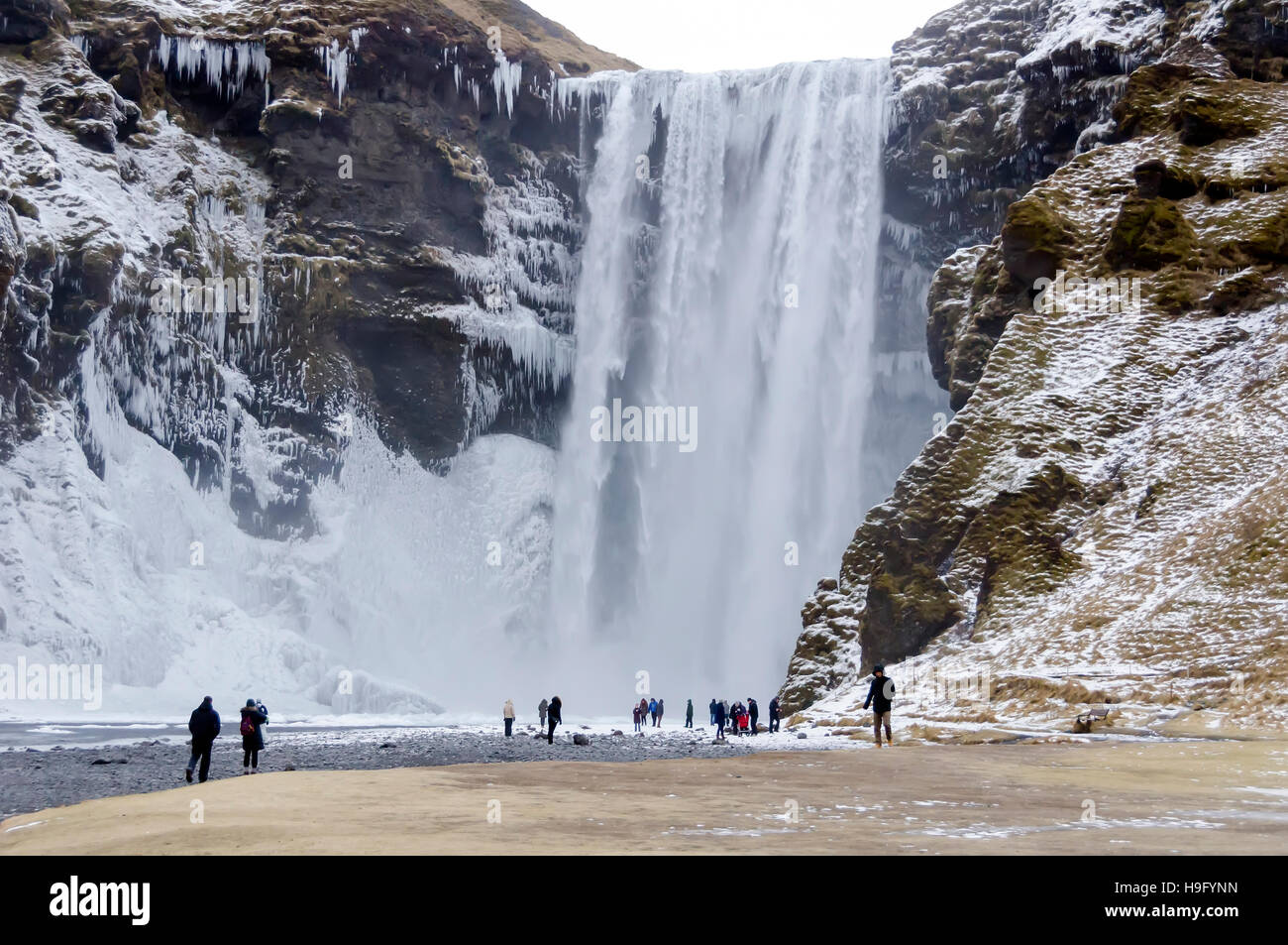 Skogafoss Wasserfall Winter an Islands Südküste ist einer der größten Wasserfälle des Landes. Stockfoto