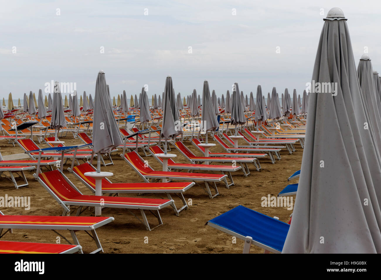 Liegestühle und Sonnenschirme am Strand, Cervia, Emilia Romagna, Italien  Stockfotografie - Alamy