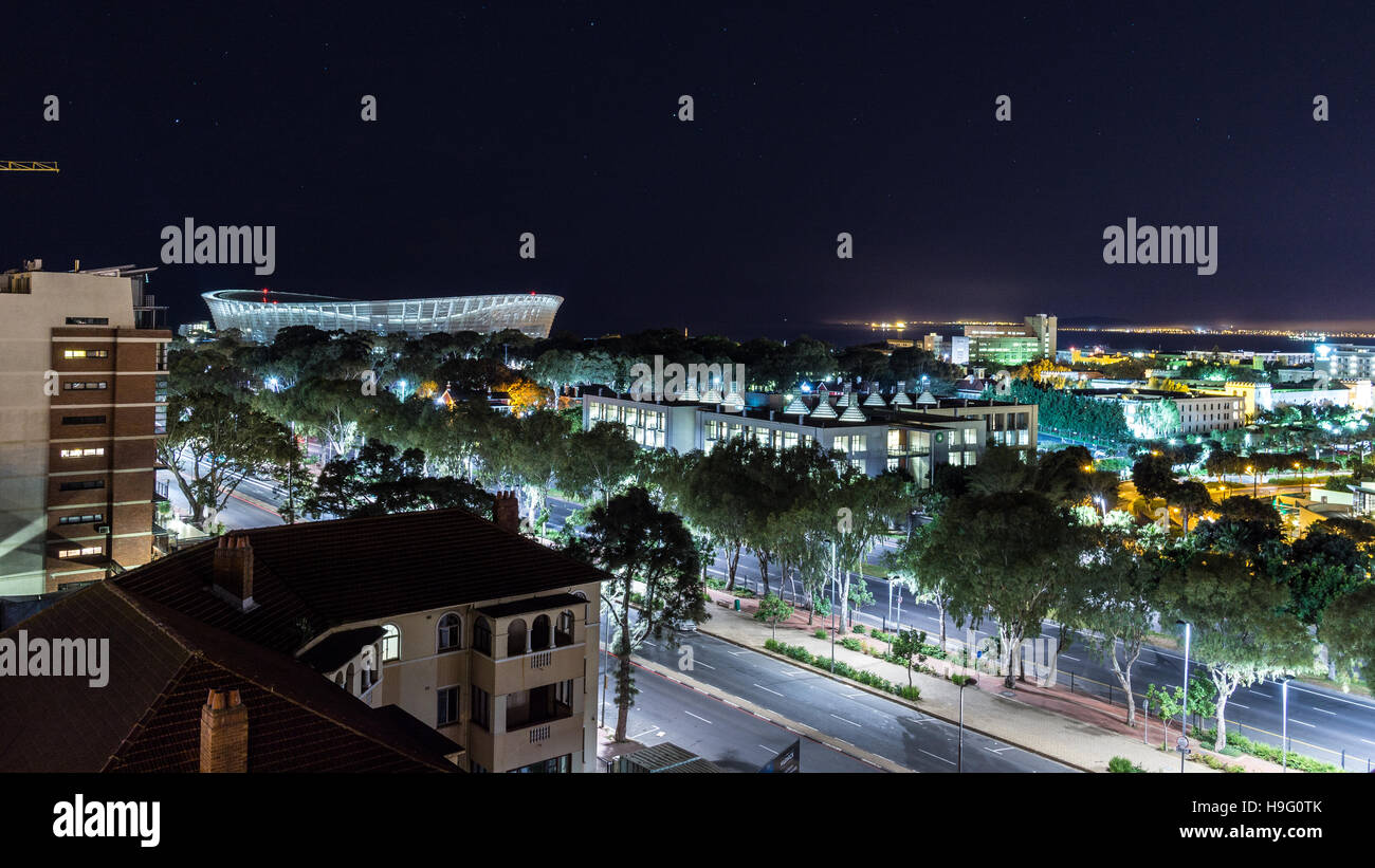 Night View of Cape Town mit Blick auf die hell erleuchteten Cape Town Stadium, die Gastgeber der FIFA-WM 2010 Stockfoto