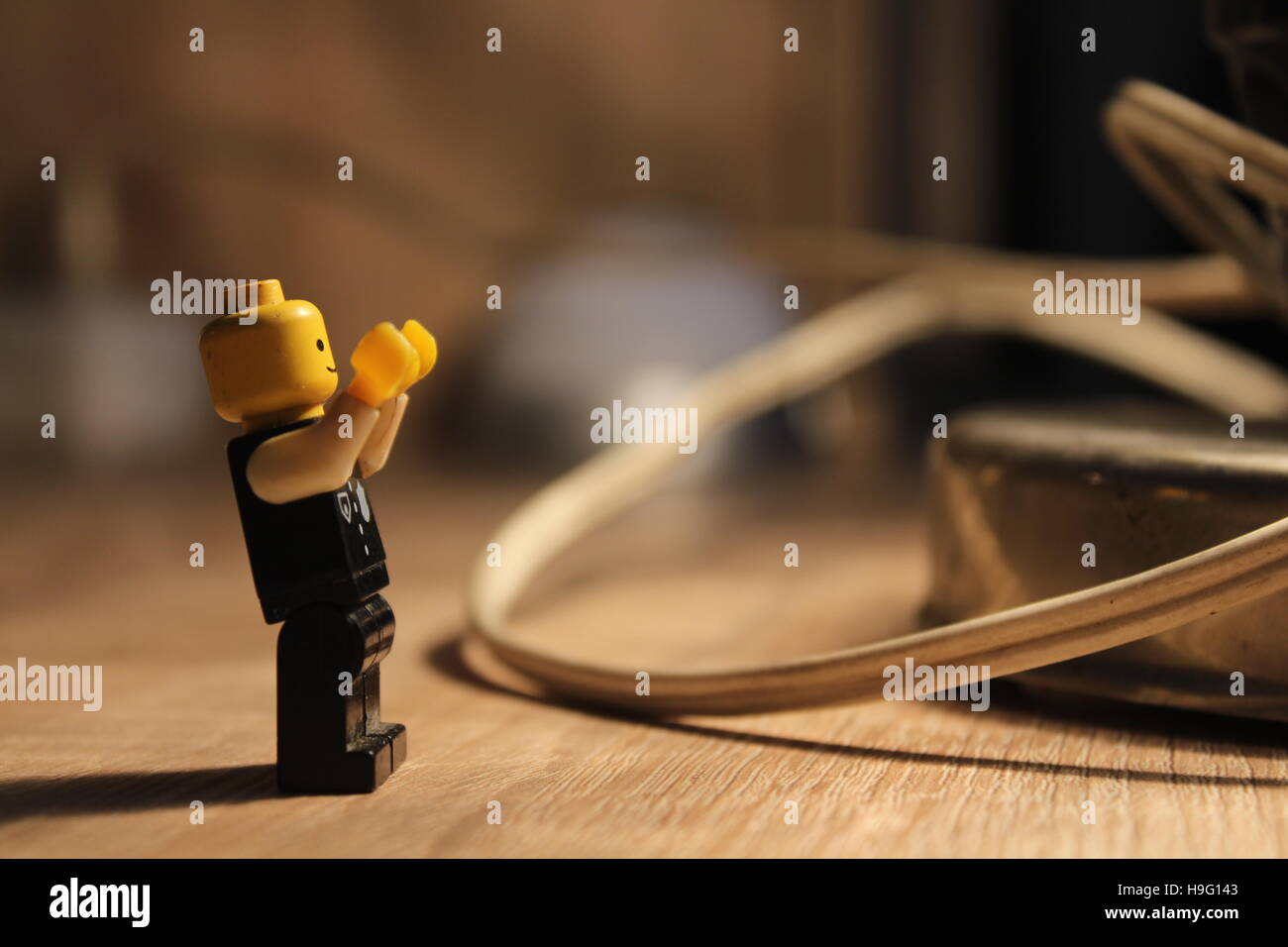 LEGO Polizist Figur betrachtet man das Licht Stockfoto