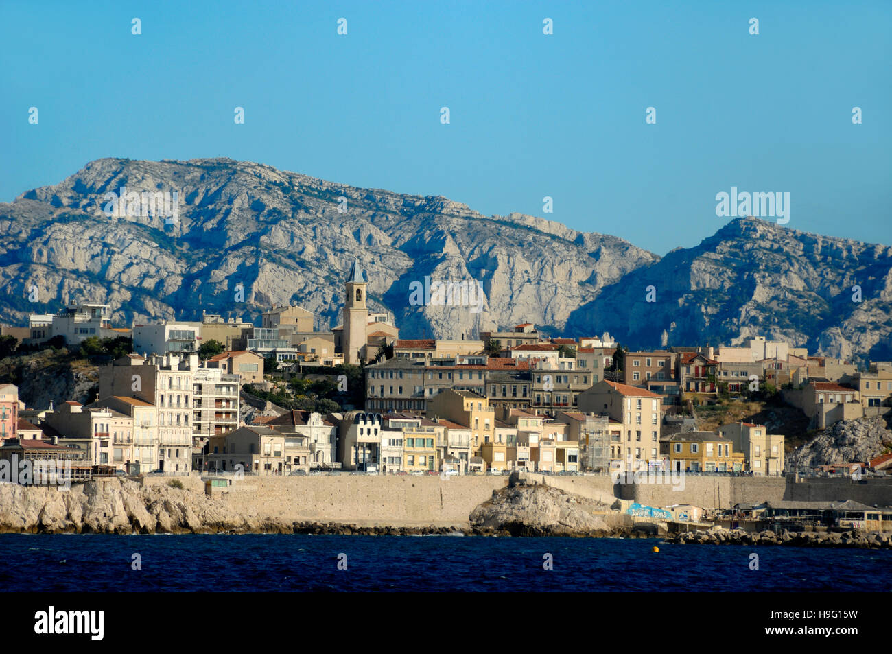 Blick auf Marseille Skyline, die Küste Endoume, der Stadt kalkhaltigen Hügel & Küste Straße oder Corniche vom Meer, Provence, Frankreich Stockfoto