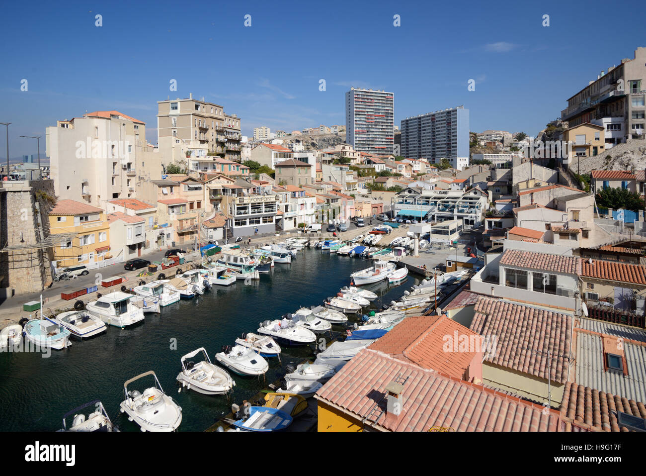 Der kleine Fischerhafen im Vallon des Auffes & seinen traditionellen Fischer Häuser oder Cabanons, an der Corniche Marseille Frankreich Stockfoto