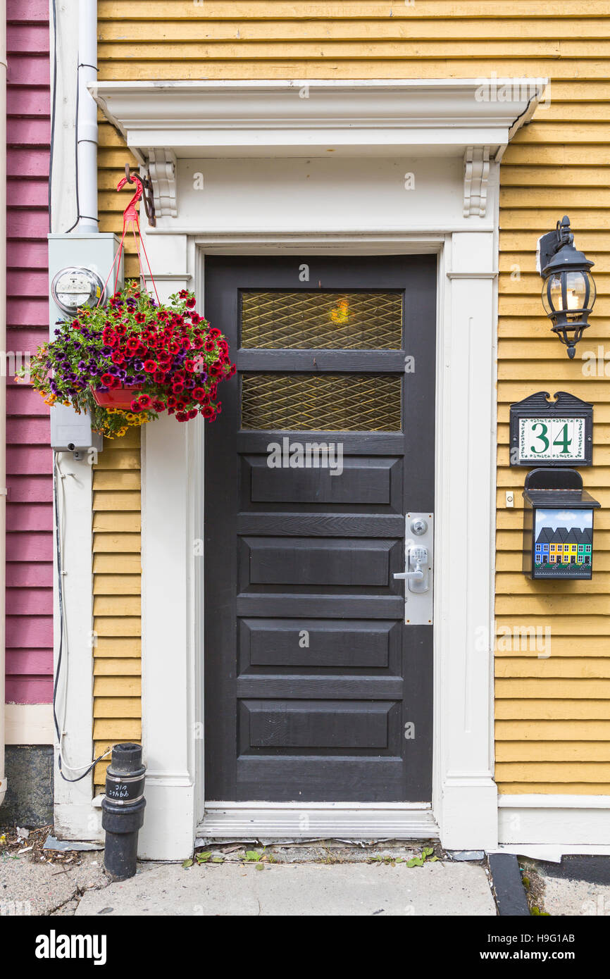 Eine bunte Tür auf Jellybean Häuser in St. John's, Neufundland und Labrador, Kanada. Stockfoto