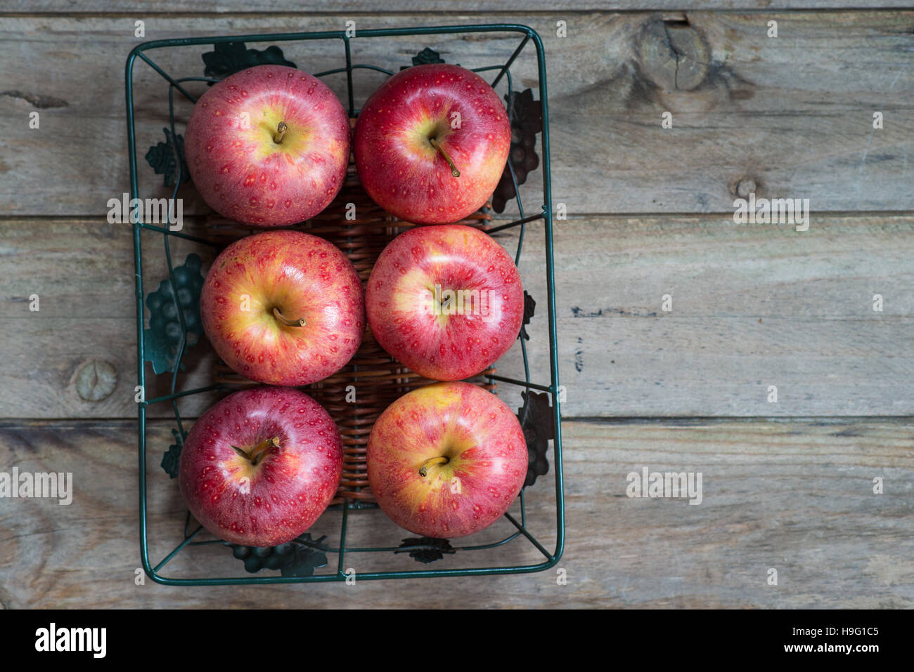 Tablett mit roten Äpfeln auf Holztisch. Textfreiraum Stockfoto