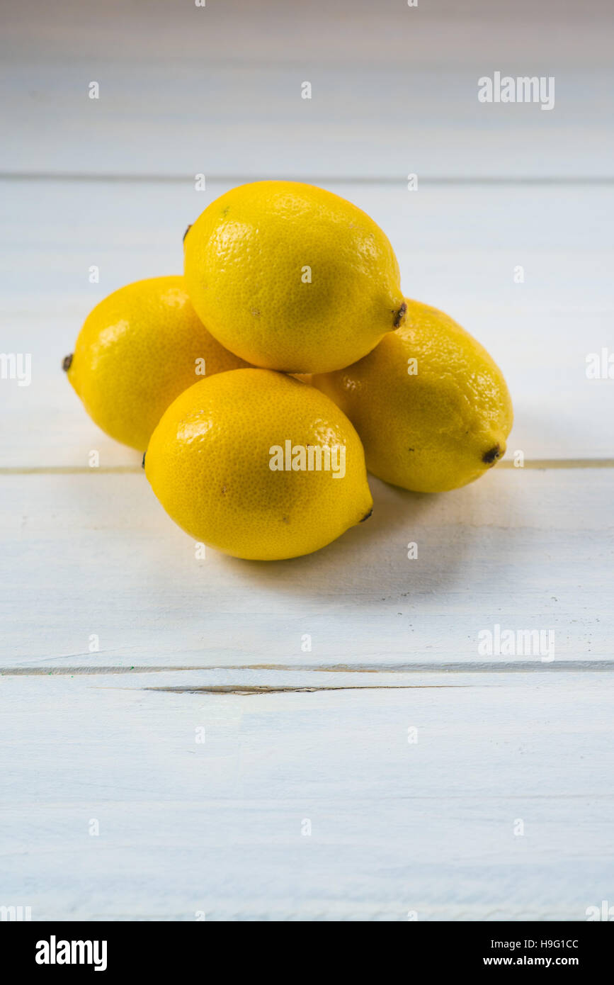 Vier Reifen Zitronen auf einem Holztisch Stockfoto