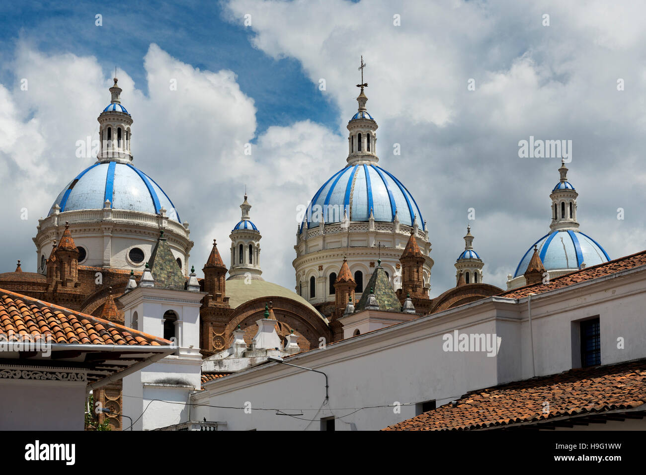 Detail der blauen Kuppeln der Kathedrale von Cuenca, Ecuador, Südamerika Stockfoto