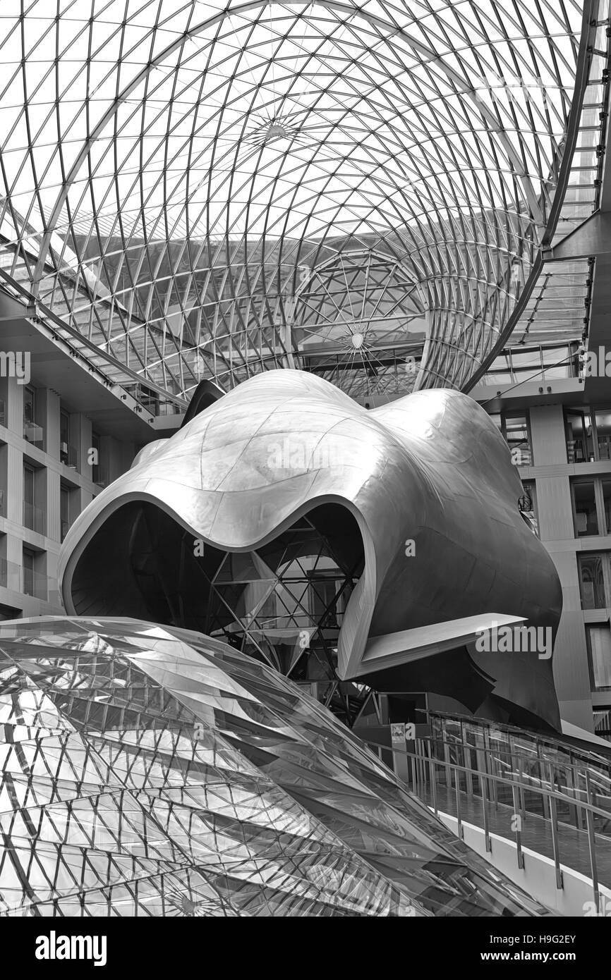 BERLIN, Deutschland - Juli 2015: Atrium des Gebäudes in Berlin der DZ Bank. Pariser Platz 3, Mitte, Berlin-Mitte. Es ist ein Büro, Konferenz, und wohnen Stockfoto