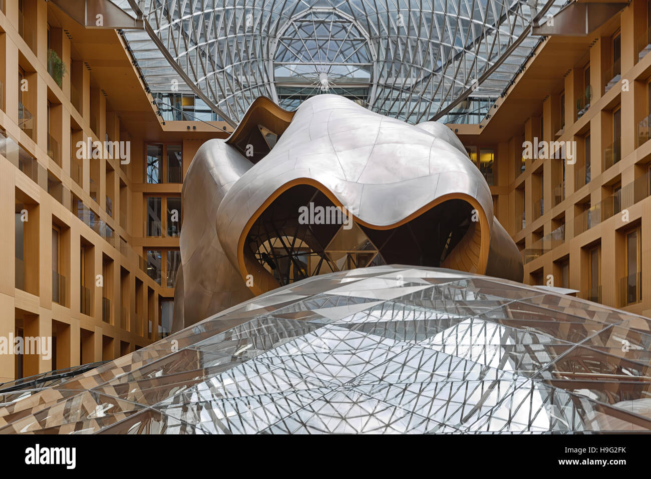 BERLIN, Deutschland - Juli 2015: Atrium des Gebäudes in Berlin der DZ Bank. Pariser Platz 3, Mitte, Berlin-Mitte. Es ist ein Büro, Konferenz, und wohnen Stockfoto